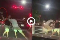 Video: Tài xế Mercedes cầm vợt tennis hỗn chiến với đôi nam nữ đi xe máy