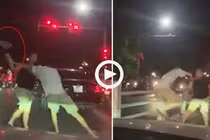 Video: Tài xế Mercedes cầm vợt tennis hỗn chiến với đôi nam nữ đi xe máy