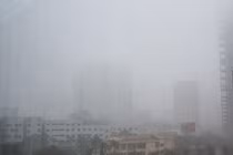 Nhà cao tầng Hà Nội “biến mất” vì sương mù dày đặc hơn Sapa, Đà Lạt