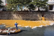 Kinh hãi nhìn nước thải xả ra sông ở Hà Nội