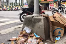 Tranh cướp nhau mua khẩu trang y tế rồi lại vứt đầy đường... liệu có thành ổ dịch? 