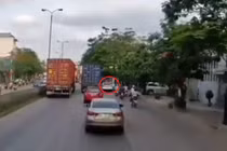 Video: Cố chen vào làn xe máy, nữ tài xế tông người bất tỉnh