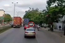 Video: Cố chen vào làn xe máy, nữ tài xế tông người bất tỉnh