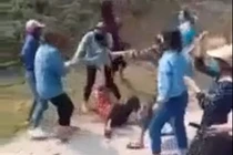 20 cô gái trẻ cầm gậy “hỗn chiến” kinh hoàng giữa đường