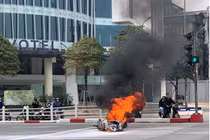 Video: Xe máy bốc cháy dữ dội giữa phố Hà Nội