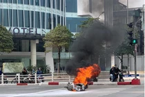 Video: Xe máy bốc cháy dữ dội giữa phố Hà Nội