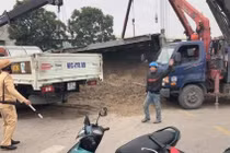 Xe tải chở cát lên dốc lật đè 3 ông cháu đi xe máy thương vong