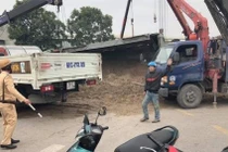 Xe tải chở cát lên dốc lật đè 3 ông cháu đi xe máy thương vong