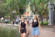 Giữa đại dịch Covid-19: Khách Tây chủ quan không đeo khẩu trang phòng dịch 