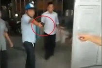 Video: Bị nhóm thanh niên bao vây, thượng úy công an nổ súng