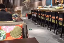 Nhà hàng Bắc Kinh không cho khách ngồi theo cặp, nhóm để ngăn Covid-19