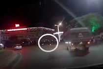 Video: Xe máy lao thẳng vào vòng xoay sau va chạm bất ngờ