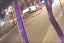 Video: Va chạm mạnh tại ngã tư, ô tô ngửa bụng trượt dài trên đường