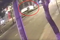 Video: Va chạm mạnh tại ngã tư, ô tô ngửa bụng trượt dài trên đường