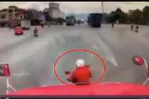 Video: Nữ 'ninja' tạt đầu khiến container 'đứng tim', dân mạng nổi sóng giận dữ