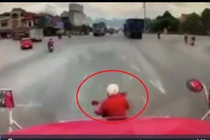 Video: Nữ 'ninja' tạt đầu khiến container 'đứng tim', dân mạng nổi sóng giận dữ