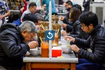 Video: Quán phở Hà Nội làm vách ngăn sau đợt giãn cách xã hội