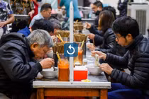 Video: Quán phở Hà Nội làm vách ngăn sau đợt giãn cách xã hội