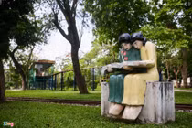 Tượng ở công viên Thống Nhất bỗng dưng đổi màu, dân xôn xao