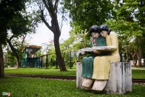 Tượng ở công viên Thống Nhất bỗng dưng đổi màu, dân xôn xao