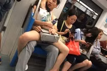 Cặp đôi ngả ngớn trên tàu như “phim nóng” khiến dân mạng nóng mắt