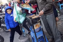 Hãi hùng đồ ăn vặt ở cổng trường: Báo động nguy cơ ngộ độc trường diễn