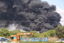 "Bà hỏa" thiêu rụi bãi chứa lốp xe sát kho chứa hàng ở Bình Dương