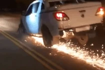 Video: Chạy trốn CSGT, xe bán tải gãy bánh phóng tóe lửa trên đường
