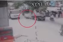 Video: Người lái xe máy đâm ô tô 7 chỗ rồi bị cuốn vào gầm xe tải