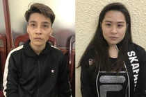 Cô gái trẻ đưa tiền cho người yêu đi buôn ma túy