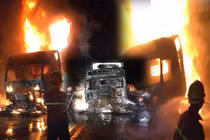 Đang lưu thông, xe đầu kéo bất ngờ bốc cháy dữ dội trong đêm