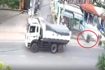 Video: Xe ben văng lốp giữa đường quật ngã người đi xe đạp