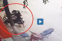 Video: Kẻ gian vào mua hàng rồi trộm xe máy cửa hàng