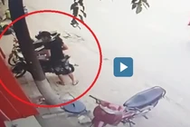 Video: Kẻ gian vào mua hàng rồi trộm xe máy cửa hàng