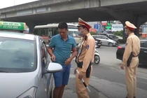 Video: CSGT tổng kiểm soát, dừng xe kiểm tra giấy tờ diễn ra thế nào?