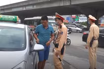 Video: CSGT tổng kiểm soát, dừng xe kiểm tra giấy tờ diễn ra thế nào?