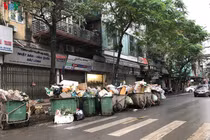 30 Tết, hè phố Hà Nội ngập ngụa trong rác