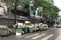 30 Tết, hè phố Hà Nội ngập ngụa trong rác