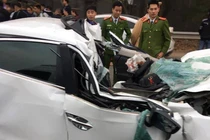 Một người tử vong, ô tô Mazda biến dạng sau va chạm với xe ben