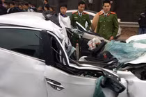 Một người tử vong, ô tô Mazda biến dạng sau va chạm với xe ben