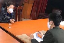 Tung tin chữa khỏi Covid-19 bằng tỏi, người phụ nữ méo mặt khi lên phường