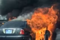 Ô tô biển xanh bốc cháy dữ dội trên đường ùn tắc dài hàng km