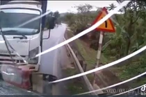 Video: Vượt ẩu bất ngờ, xe tải va chạm kinh hoàng với xe đi ngược chiều