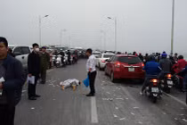 Điều tra nguyên nhân người đàn ông tử vong bên cạnh xe máy trên cầu Vĩnh Tuy