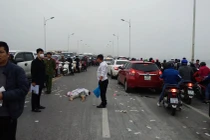 Điều tra nguyên nhân người đàn ông tử vong bên cạnh xe máy trên cầu Vĩnh Tuy