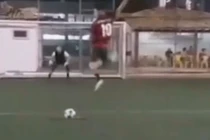 Video: Sút penalty giống Quế Ngọc Hải, cầu thủ tự biến mình thành “trò cười“