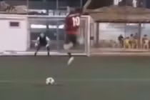 Video: Sút penalty giống Quế Ngọc Hải, cầu thủ tự biến mình thành “trò cười“