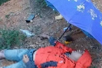 Đôi nam nữ nằm bất động cạnh lọ thuốc trừ sâu, một người tử vong