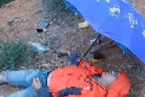 Đôi nam nữ nằm bất động cạnh lọ thuốc trừ sâu, một người tử vong