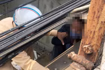 Hà Nội: Chốt kiểm dịch COVID-19 cứu người đàn ông định nhảy cầu Long Biên